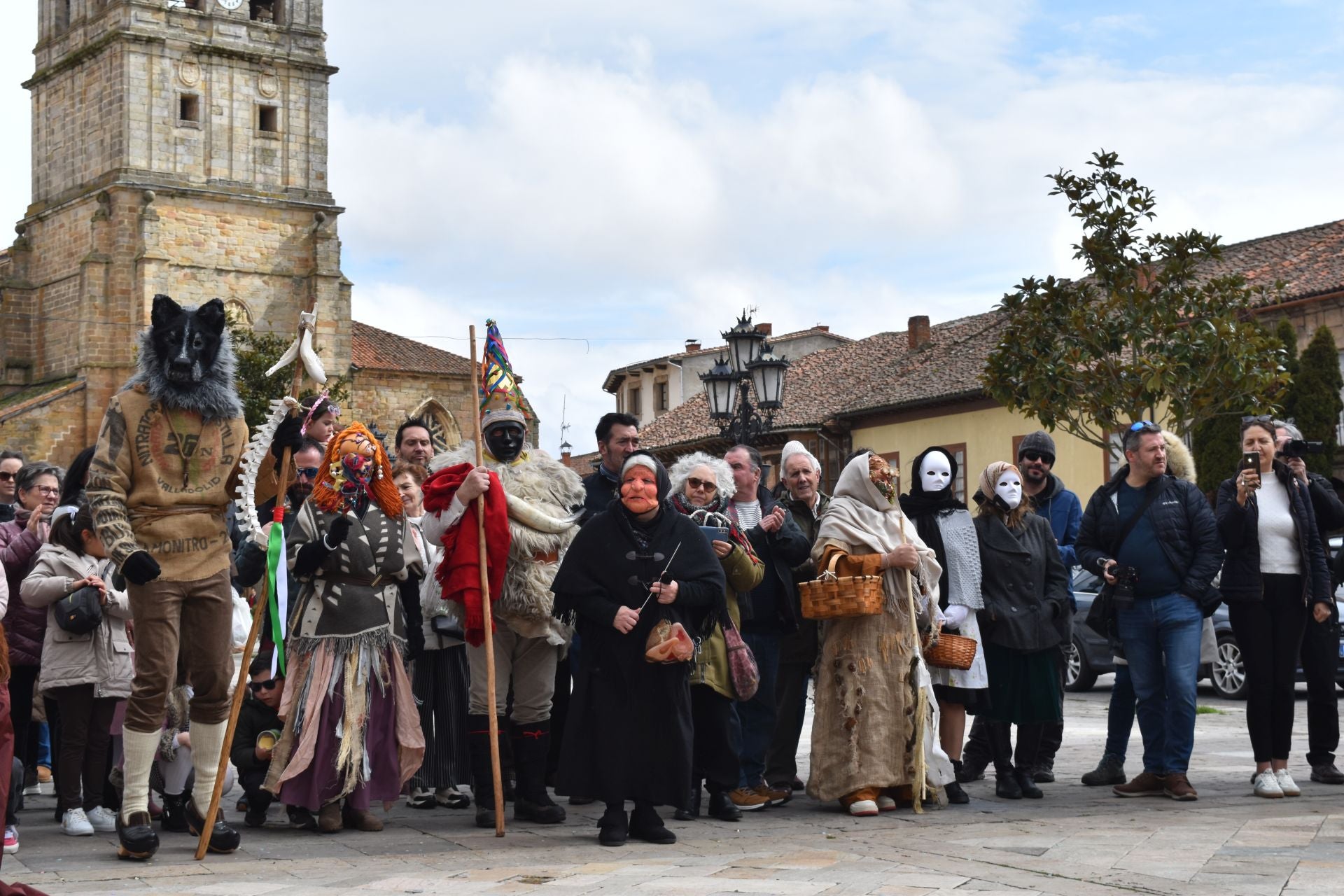 Zamarrones y mascaritos desfilan por Palencia