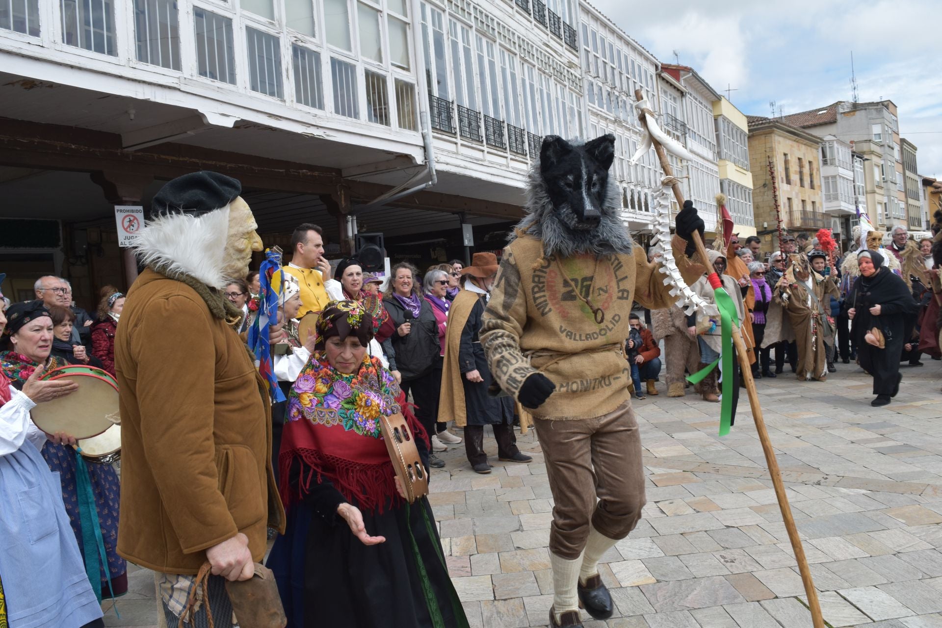 Zamarrones y mascaritos desfilan por Palencia