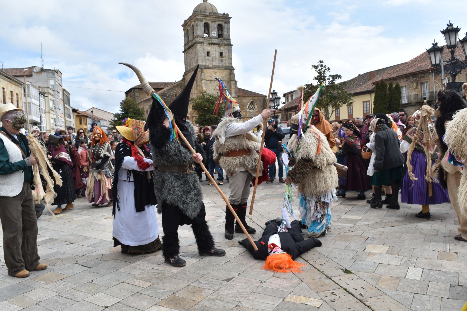 Zamarrones y mascaritos desfilan por Palencia