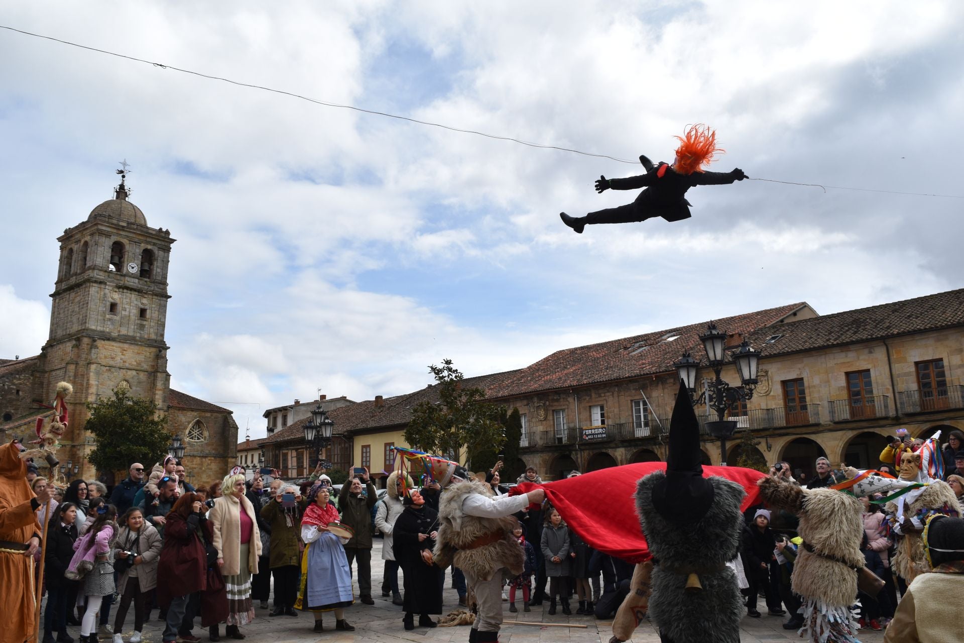 Zamarrones y mascaritos desfilan por Palencia