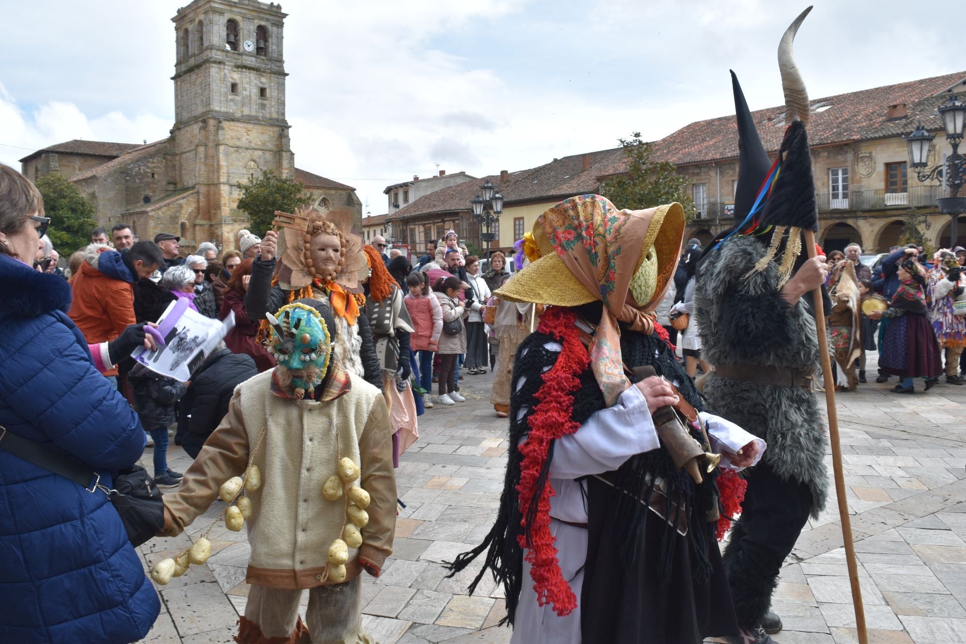 Zamarrones y mascaritos desfilan por Palencia