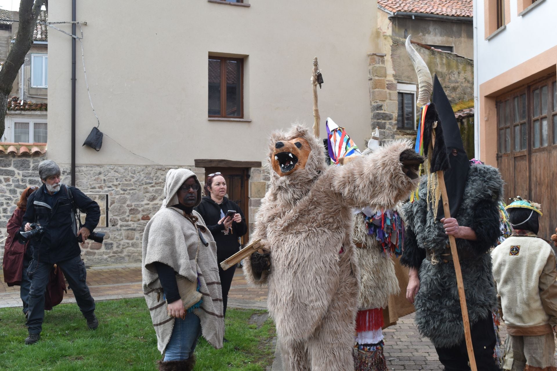 Zamarrones y mascaritos desfilan por Palencia