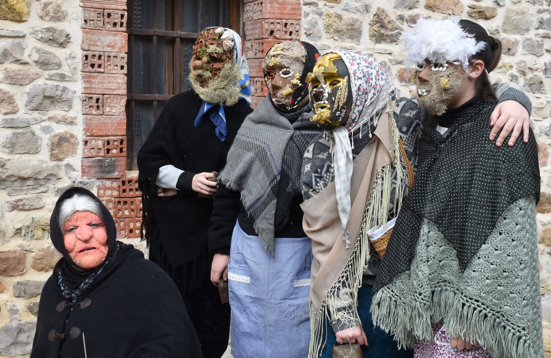 Zamarrones y mascaritos desfilan por Palencia