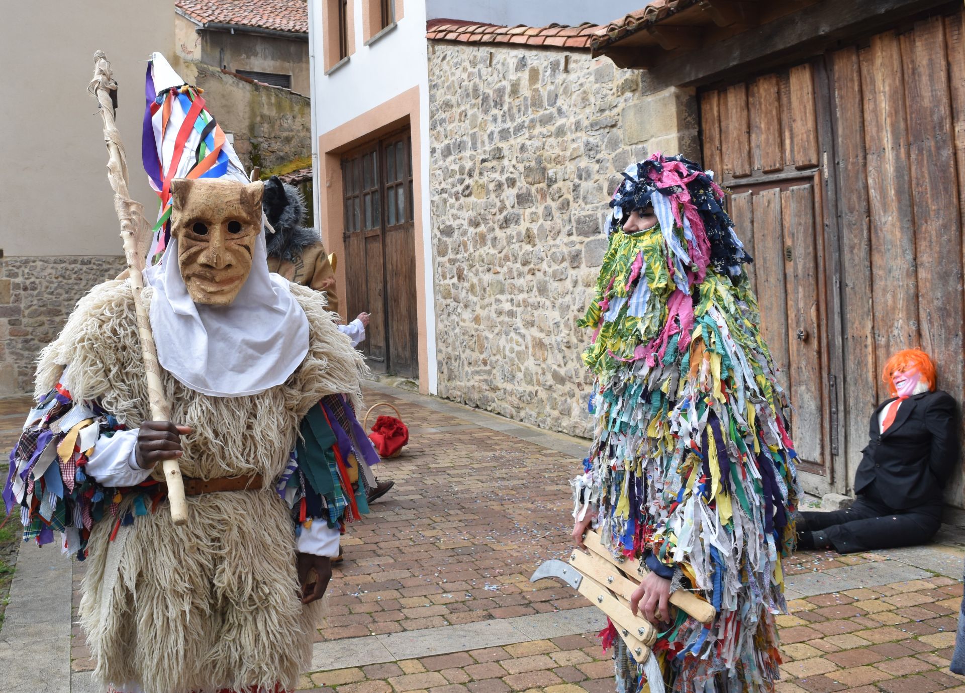 Zamarrones y mascaritos desfilan por Palencia
