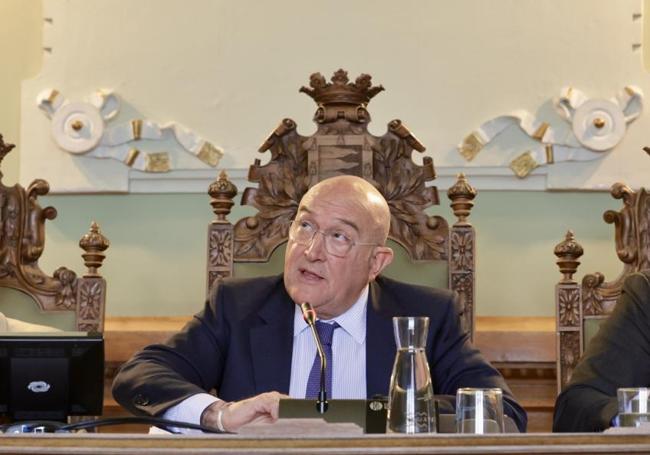 El alcalde, Jesús Julio Carnero, mira al palco de asistentes en una de las llamadas de atención.