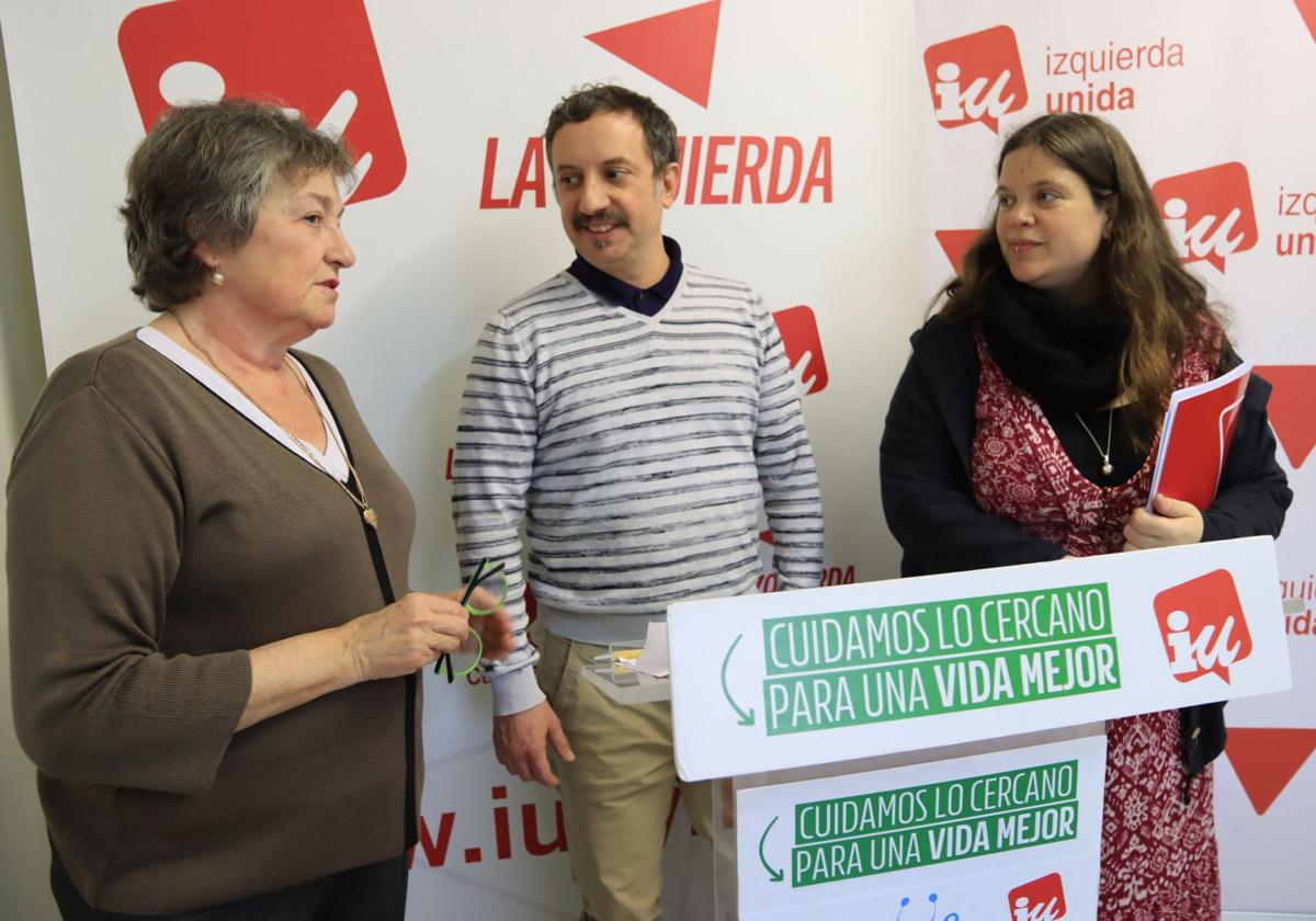 Representantes de IU, antes de la rueda de prensa.