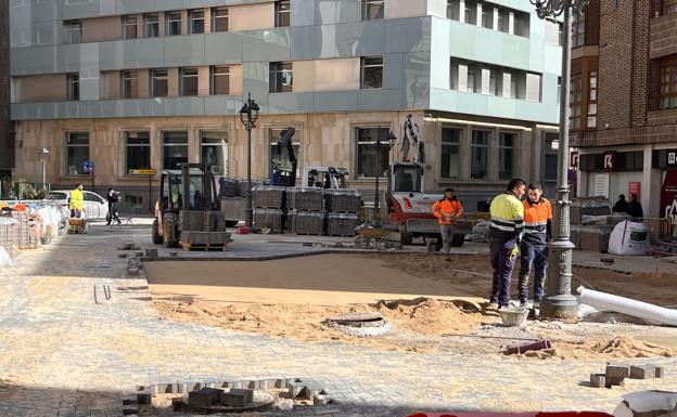 Trabajos de adoquinado de la plaza de Isabel la Católica.