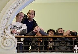 Integrantes de la plataforma del soterramiento del ferrocarril, en el palco del salón de plenos.