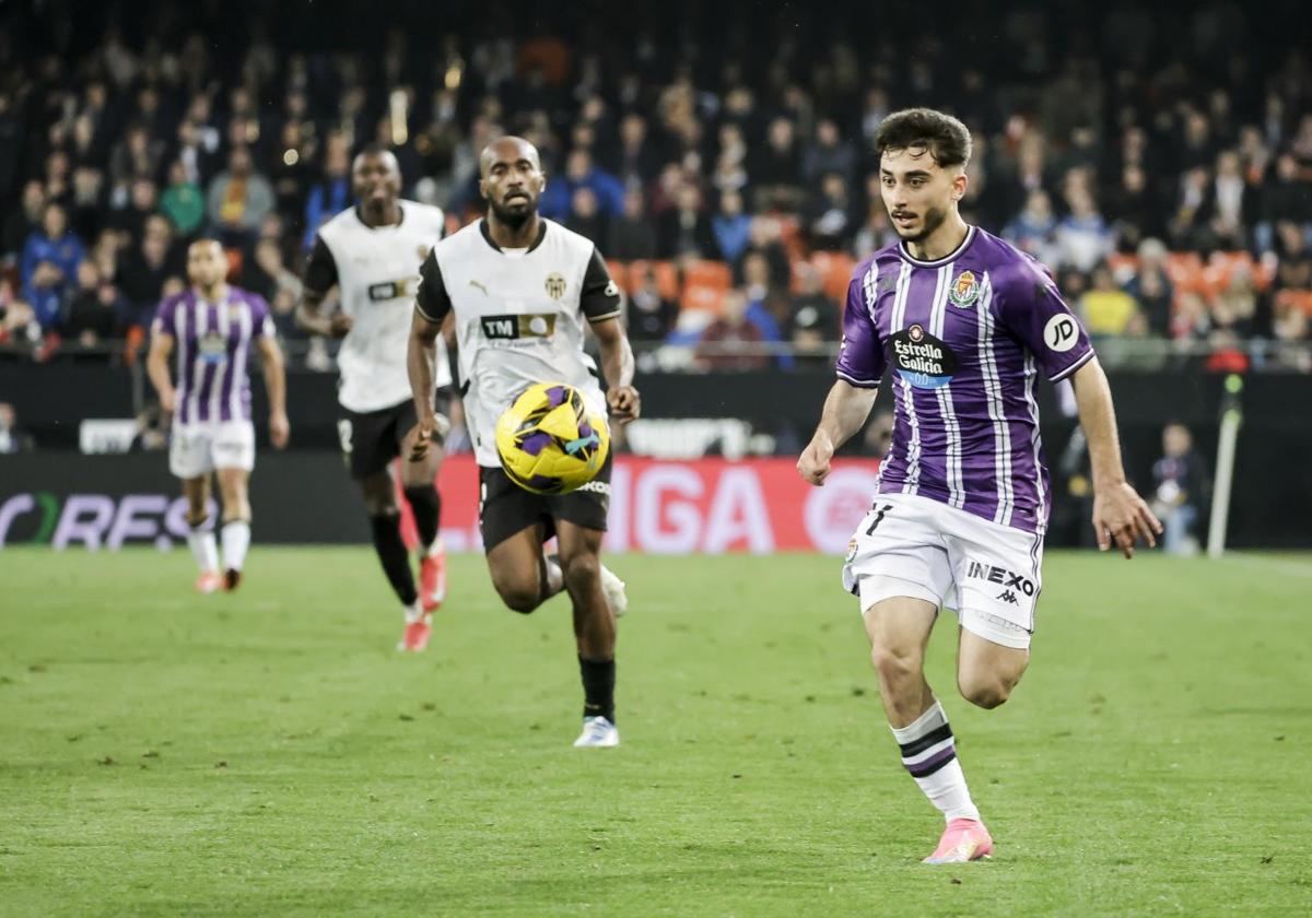 Raúl Moro avanza con el balón en el último Valencia-Real Valladolid.