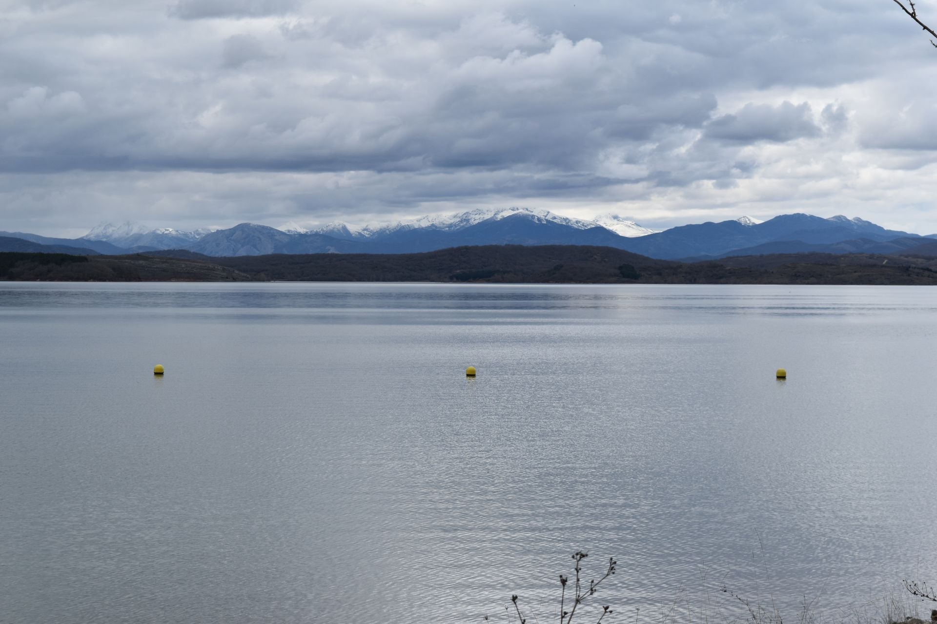 Así de lleno está el embalse de Aguilar