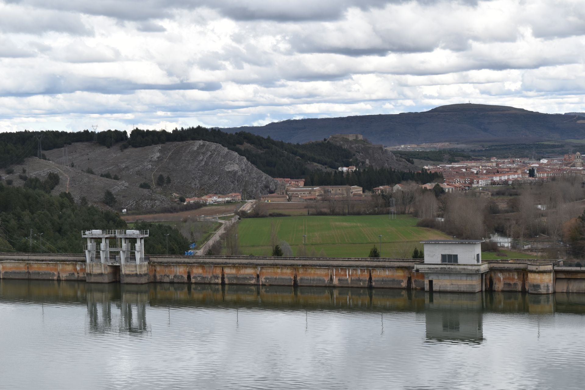 Así de lleno está el embalse de Aguilar