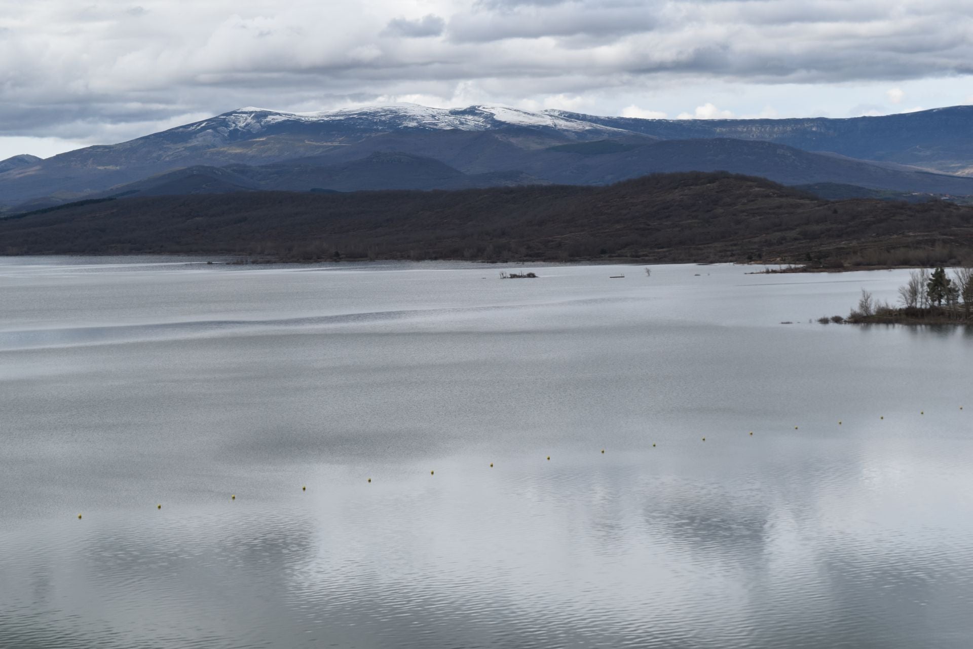 Así de lleno está el embalse de Aguilar