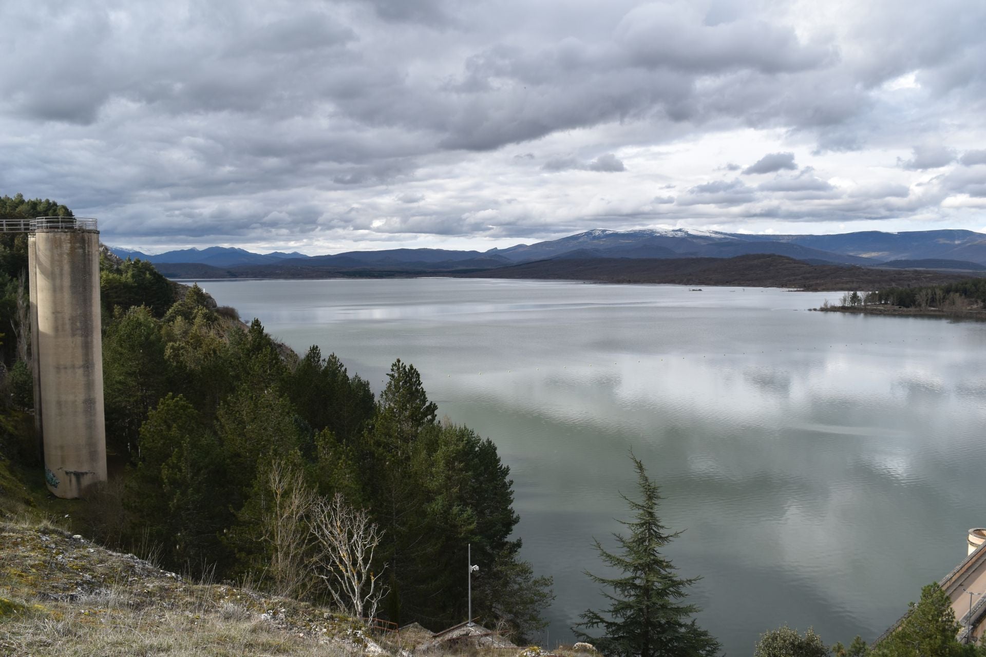 Así de lleno está el embalse de Aguilar