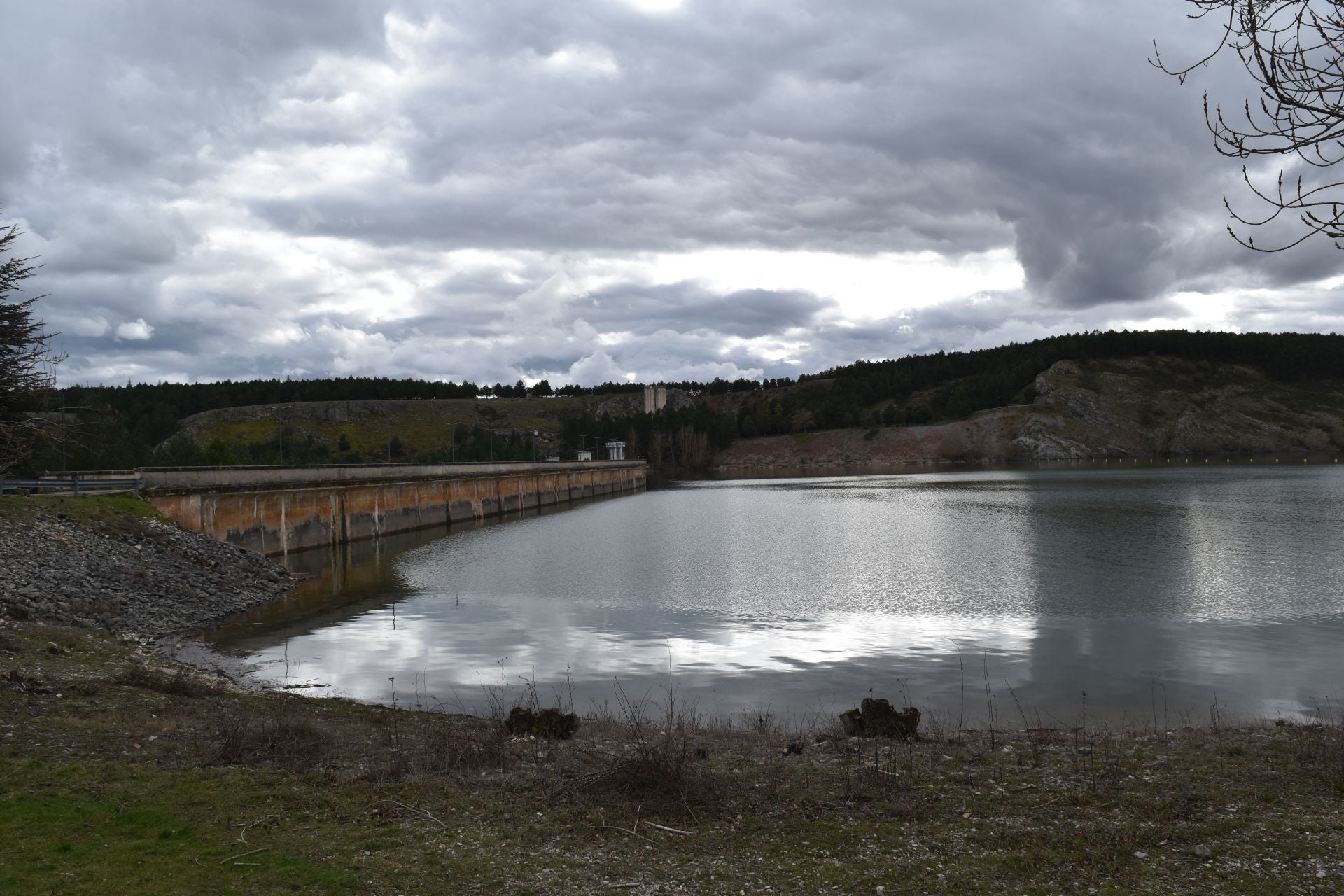 Así de lleno está el embalse de Aguilar
