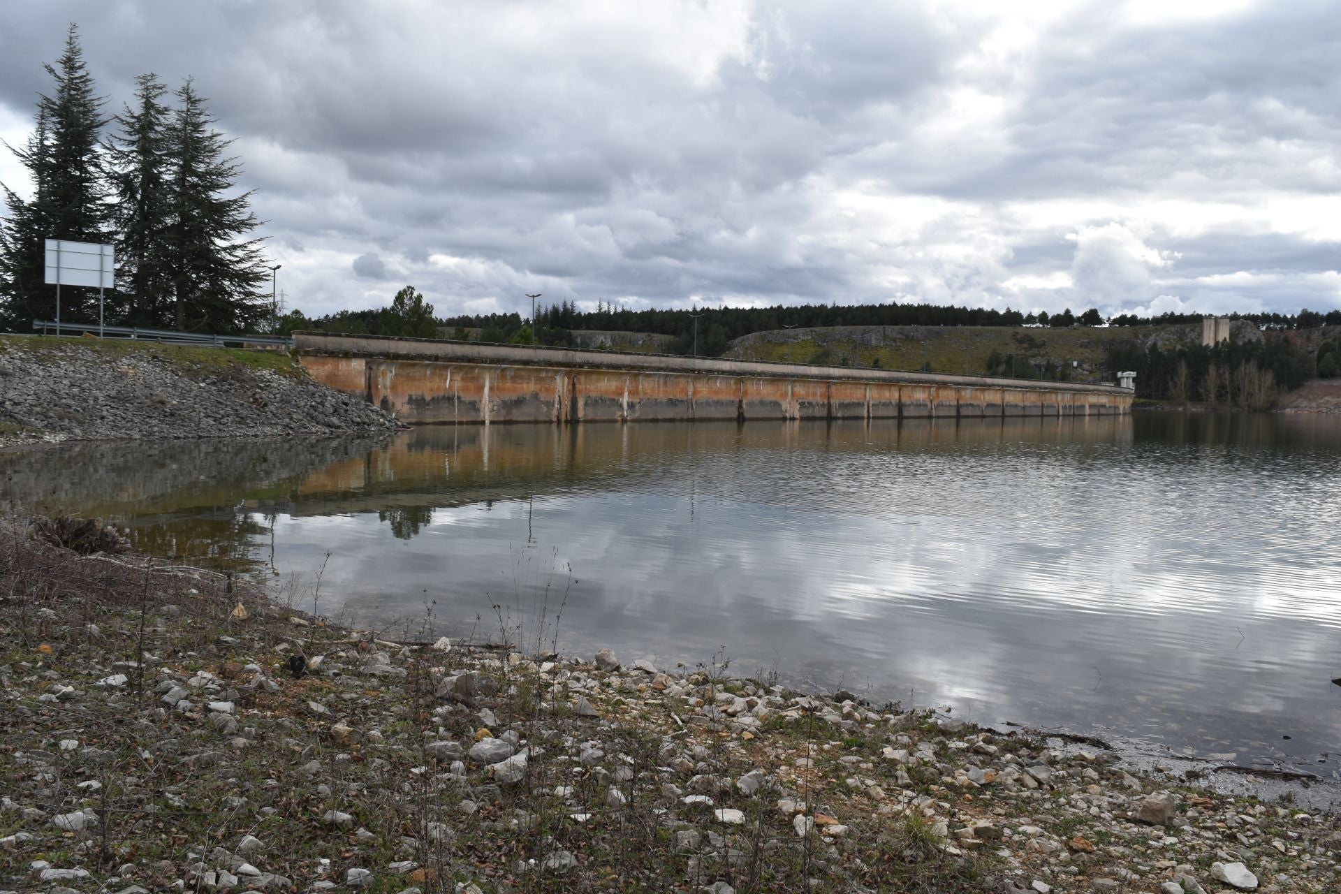 Así de lleno está el embalse de Aguilar