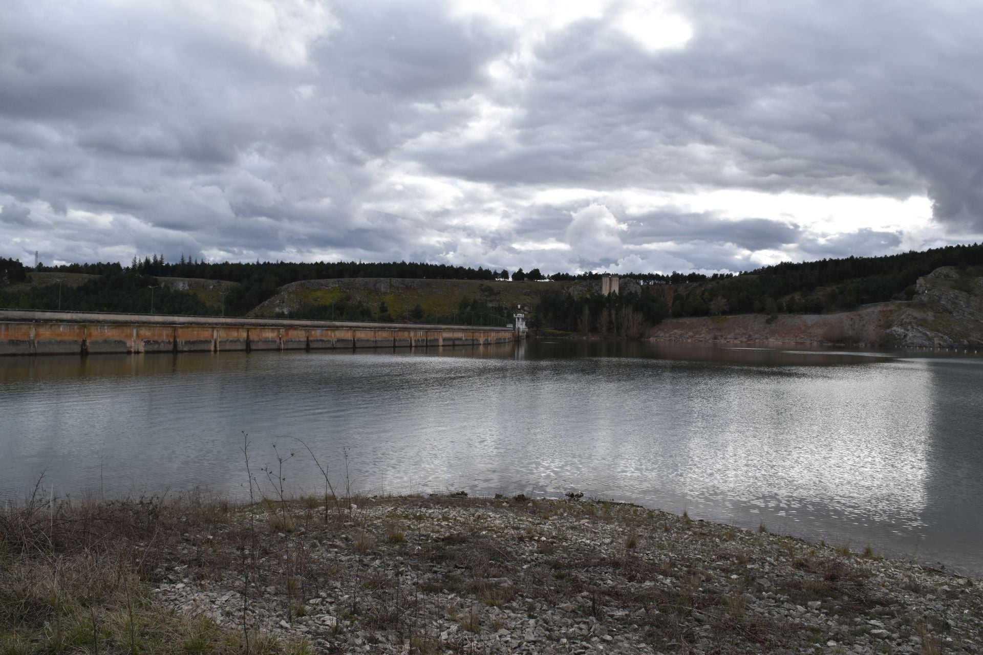 Así de lleno está el embalse de Aguilar