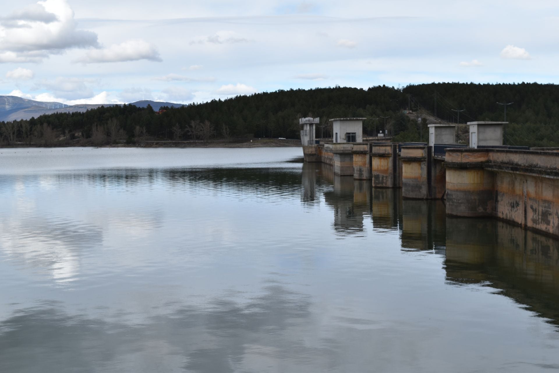 Así de lleno está el embalse de Aguilar