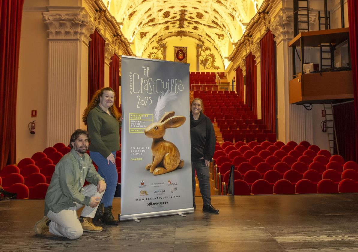 El director del Festival El Clasiquillo, Javier Pérez Lázaro; la concejala de Cultura del Ayuntamiento de Olmedo, Cristina Andrés Villa; y la directora del Programa Formativo de El Clasiquillo, Esther Pérez Arribas, posan junto al Cartel de El Clasiquillo 2025 en el CAE San Pedro de Olmedo.