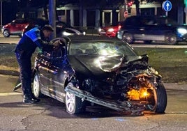 Un agente de la Policía Municipal fotografía el interior del coche en el que se quedó el frasco de colonia en el freno.