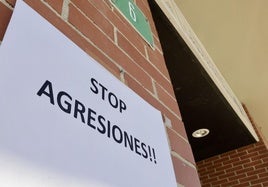 Cartel en el centro de salud de Laguna de Duero contra las agresiones a sanitarios.