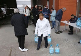 Reparto de agua a los vecinos en Segovia