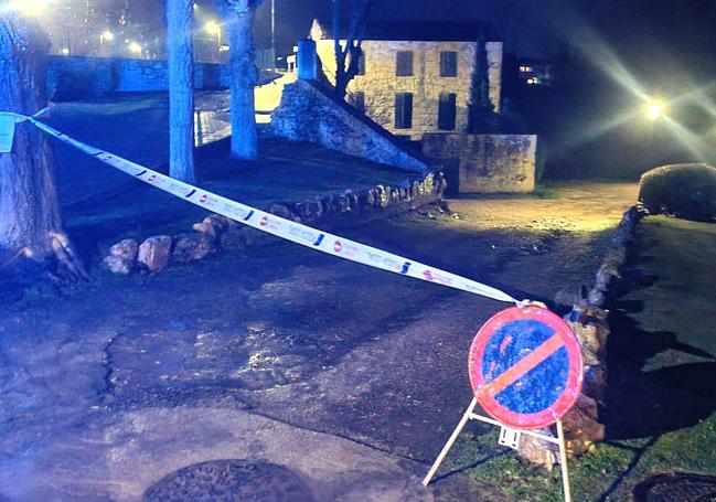 Cordón policial colocado anoche para impedir el paso a los senderos de la ribera del Duero a su paso por Tudela.