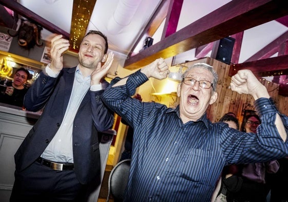 Jens-Frederik Nielsen (i) celebra la victoria de su partido, Demokraatit.