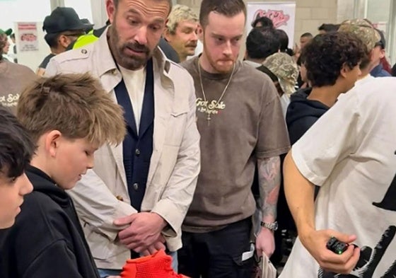 Ben Affleck con su hijo Samuel y la famosa zapatilla.