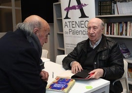 'Peridis' firma ejemplares de 'El cantar de Liébana' en el Ateneo de Palencia hace dos años.