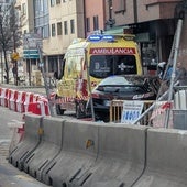 Una ambulancia y agentes en el lugar del accidente.