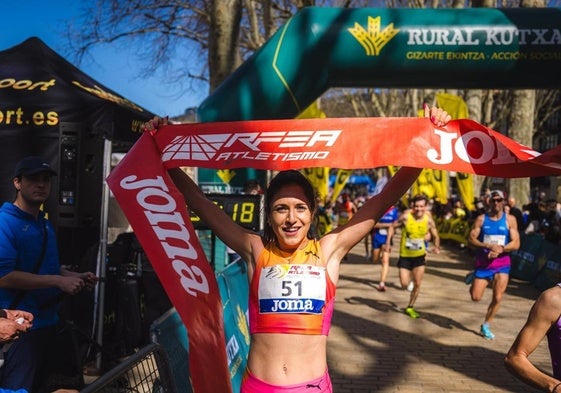 Carla Gallardo celebra en meta tras proclamarse campeona nacional de 10k en Bilbao.
