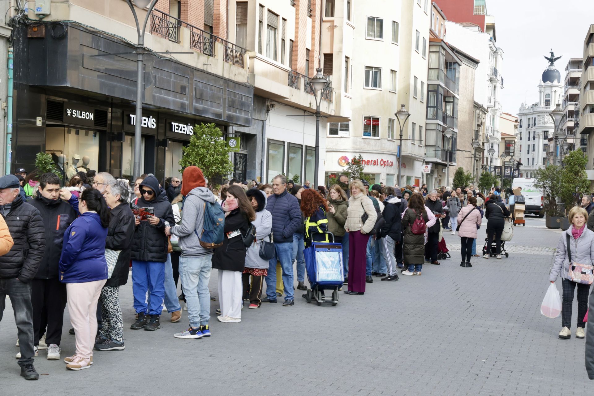 Así ha sido la entrega de las fresas gratis en la plaza de Zorrilla