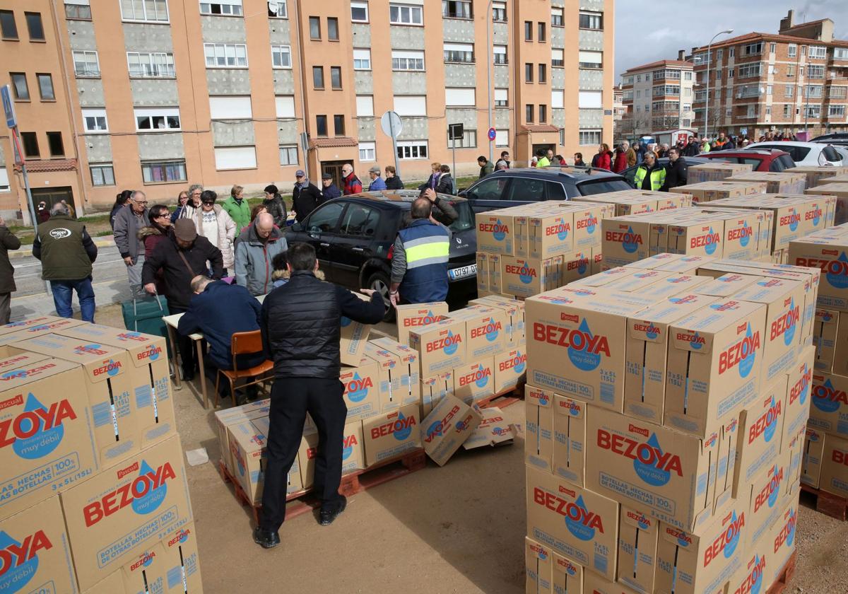 Segundo día de reparto de agua entre los vecinos de Segovia