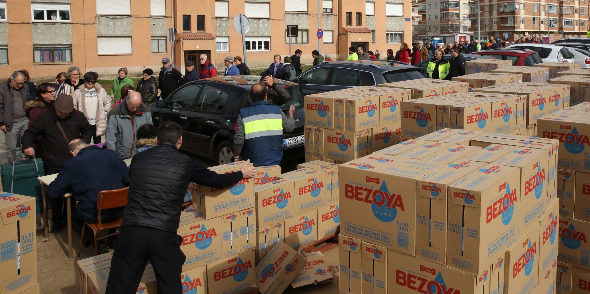 Segundo día de reparto de agua entre los vecinos de Segovia