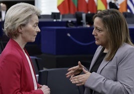 La presidenta de la Comisión Europea, Ursula von der Leyen, junto a la eurodiputada socialista vallisoletana Iratxe García este martes en Estrasburgo.