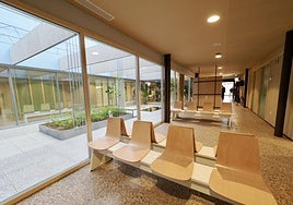 Zona de espera de las consultas y uno de los patios interiores del nuevo centro de salud de La Magdalena.