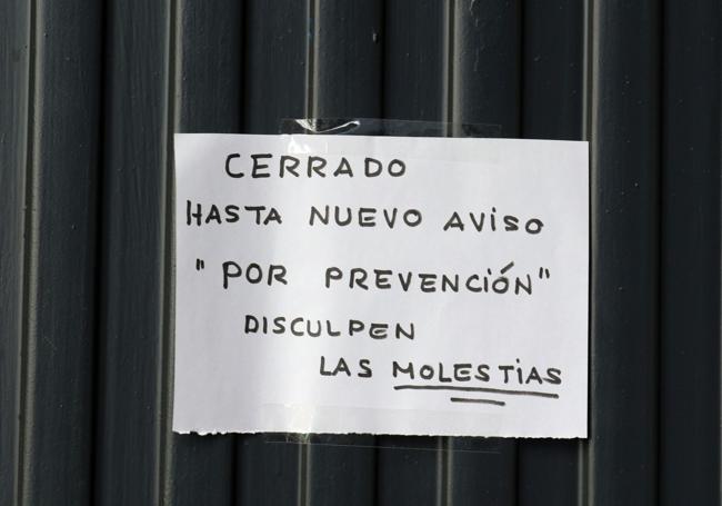 Cartel colocado en un aparcamiento público tras el confinamiento.