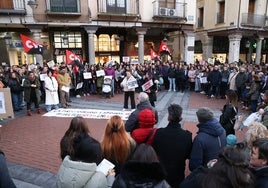 Concentración en Fuente Dorada para denunciar la precariedad de los trabajadores sociales tras el asesinato de una trabajadora en Badajoz.
