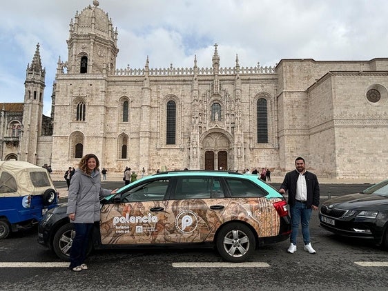 Los diputados Carolina Valbuena y Fran Pérez, en Lisboa junto a un taxi que promociona La Olmeda.