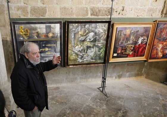 El pintor palentino Damián Simal explica sus obras en el claustro de la Catedral.