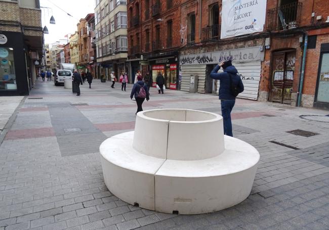 Uno de los tres bancos circulares de Mantería, en los que aún faltan las plantas del macetero central y los listones de madera que los forrarán.
