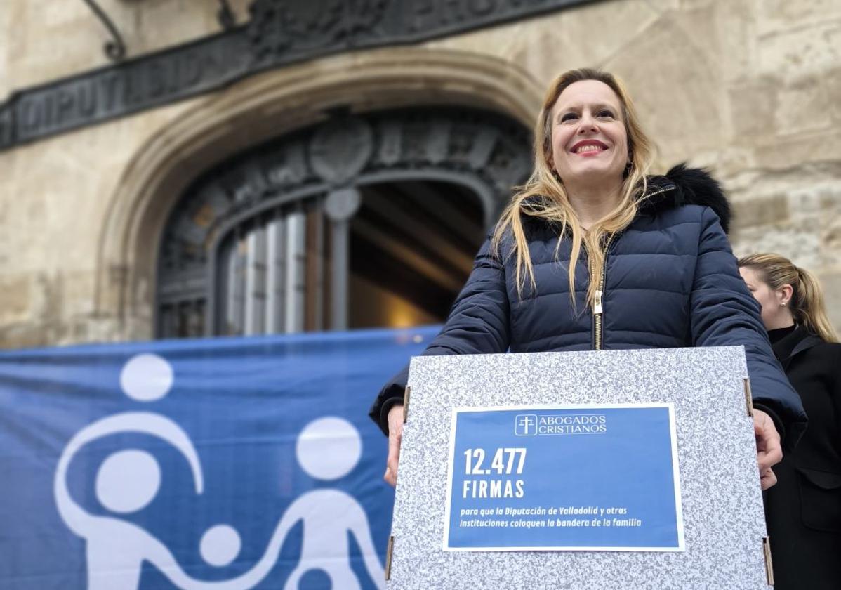 La presidenta de Abogados Cristianos, Polonia Castellanos, con las firmas frente a la Diputación.