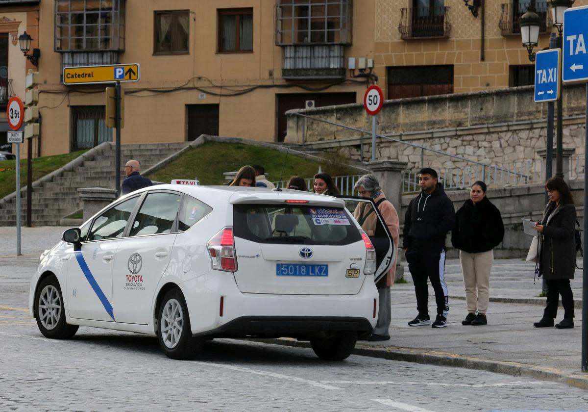 Un taxi, en la parada de la plaza Oriental.