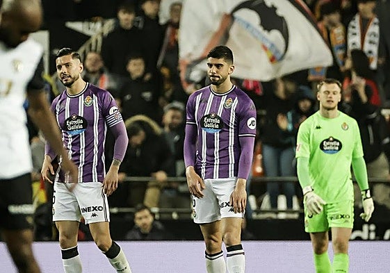 Javi Sánchez, Cenk Özkacar y Karl Hein, tras uno de los dos goles marcados por el Valencia en Mestalla la pasada jornada.