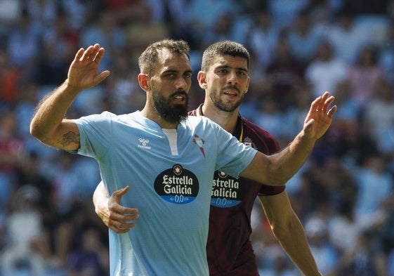 Borja Iglesias, marcado por Cenk Özkacar, en el Celta-Real Valladolid de la primera vuelta.