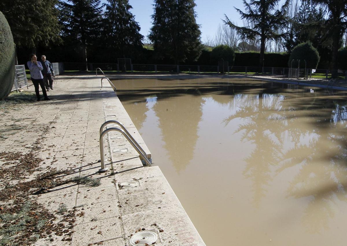 Imagen secundaria 1 - Arriba, el Parador de Turismo de La Granja; abajo a la izquierda, inundación el año pasado en la piscina de Aguilafuente, y a la derecha, grabación de rutas ciclistas en las Hoces del Riaza y del Duratón. 