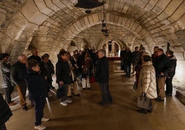 El delegado diocesano de Patrimonio de Palencia, con un grupo de turistas en la cripta visigoda de la Catedral.