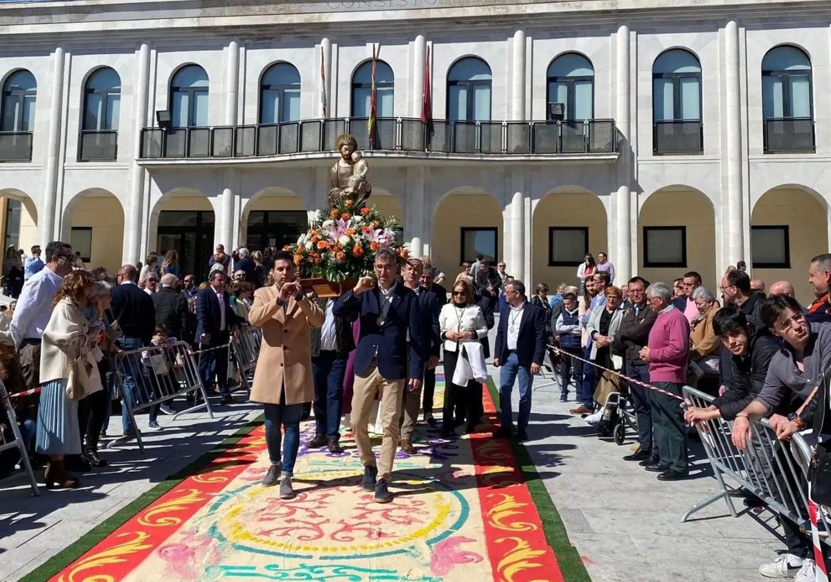 Procesión desfilando por una las grandes alfombras elaboradas con serrín de colores para honrar a San José.