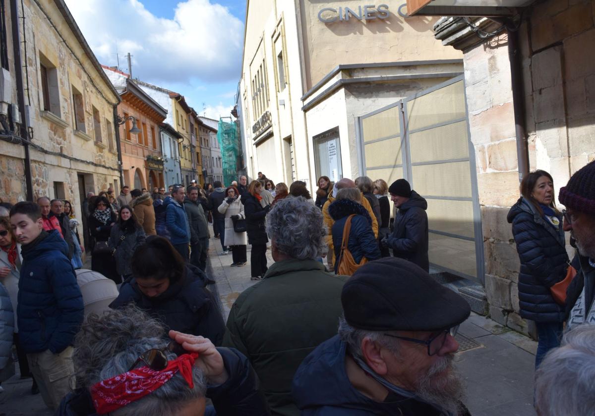 Cientos de aficionados reclaman en Aguilar la reapertura del Cine Campoo