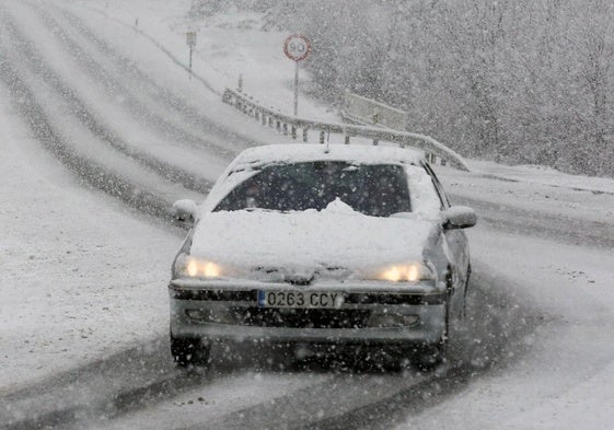 La nevada complica las carreteras y sorprende a los turistas en Segovia